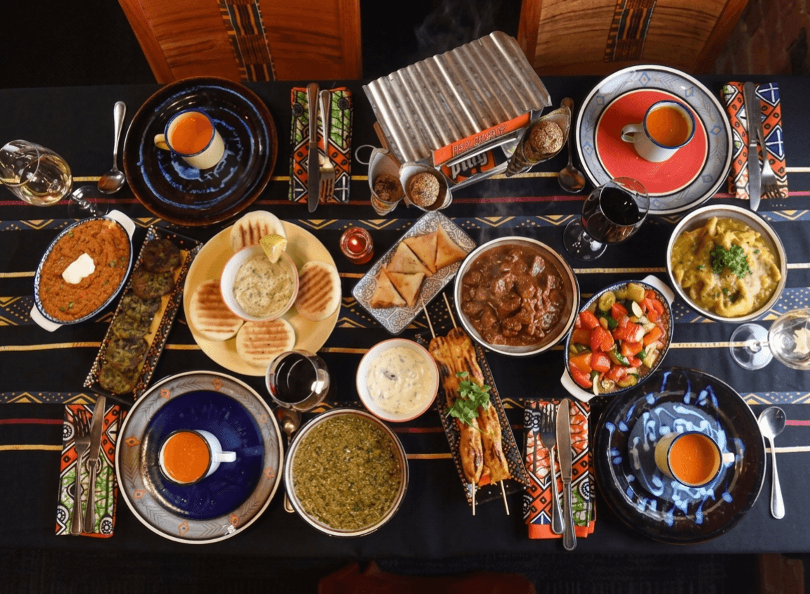 Afrika Gecesi yemeğinde geleneksel davul ve dans gösterisi