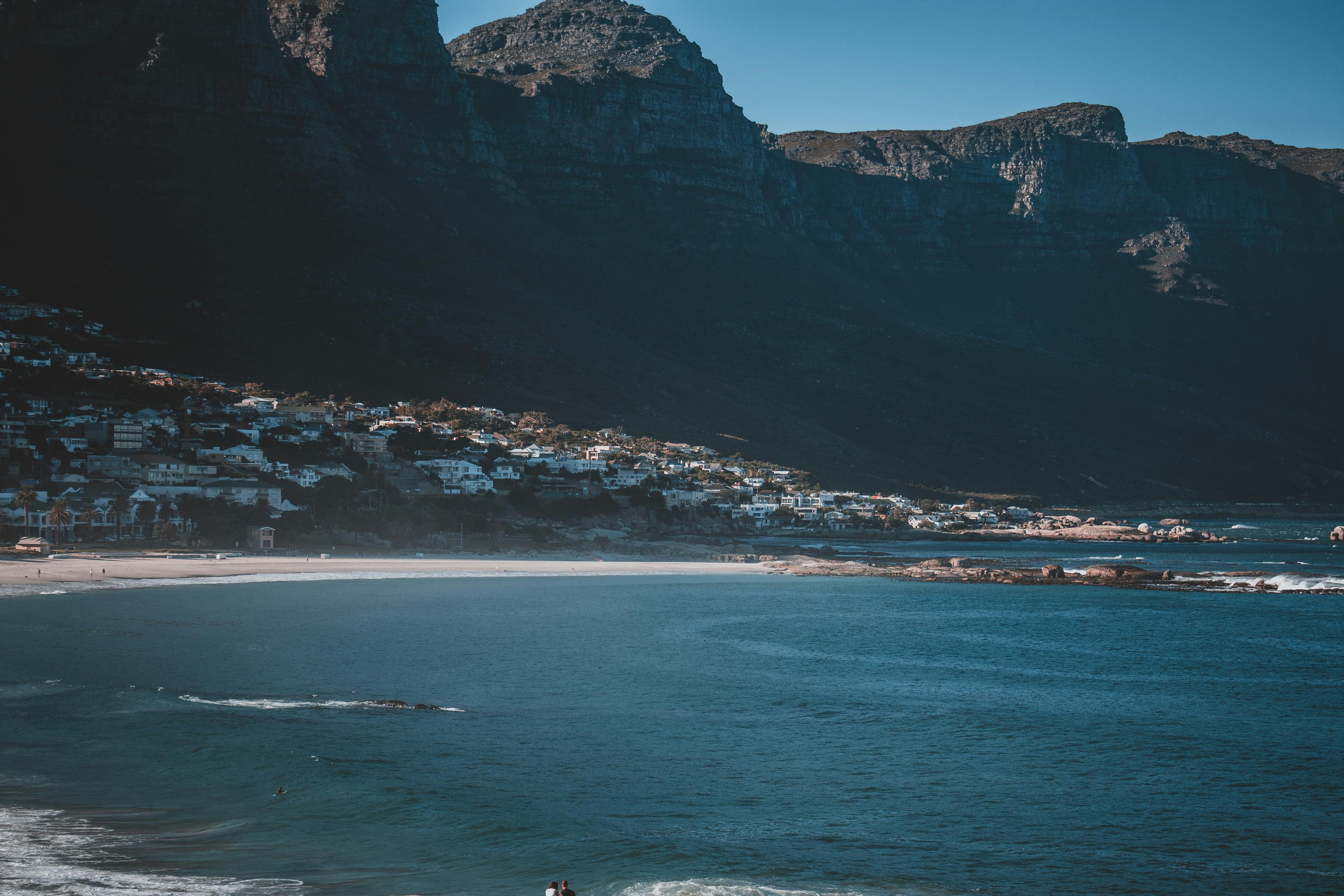 Camps Bay Plajı'nda Twelve Apostles dağlarının önündeki beyaz kum