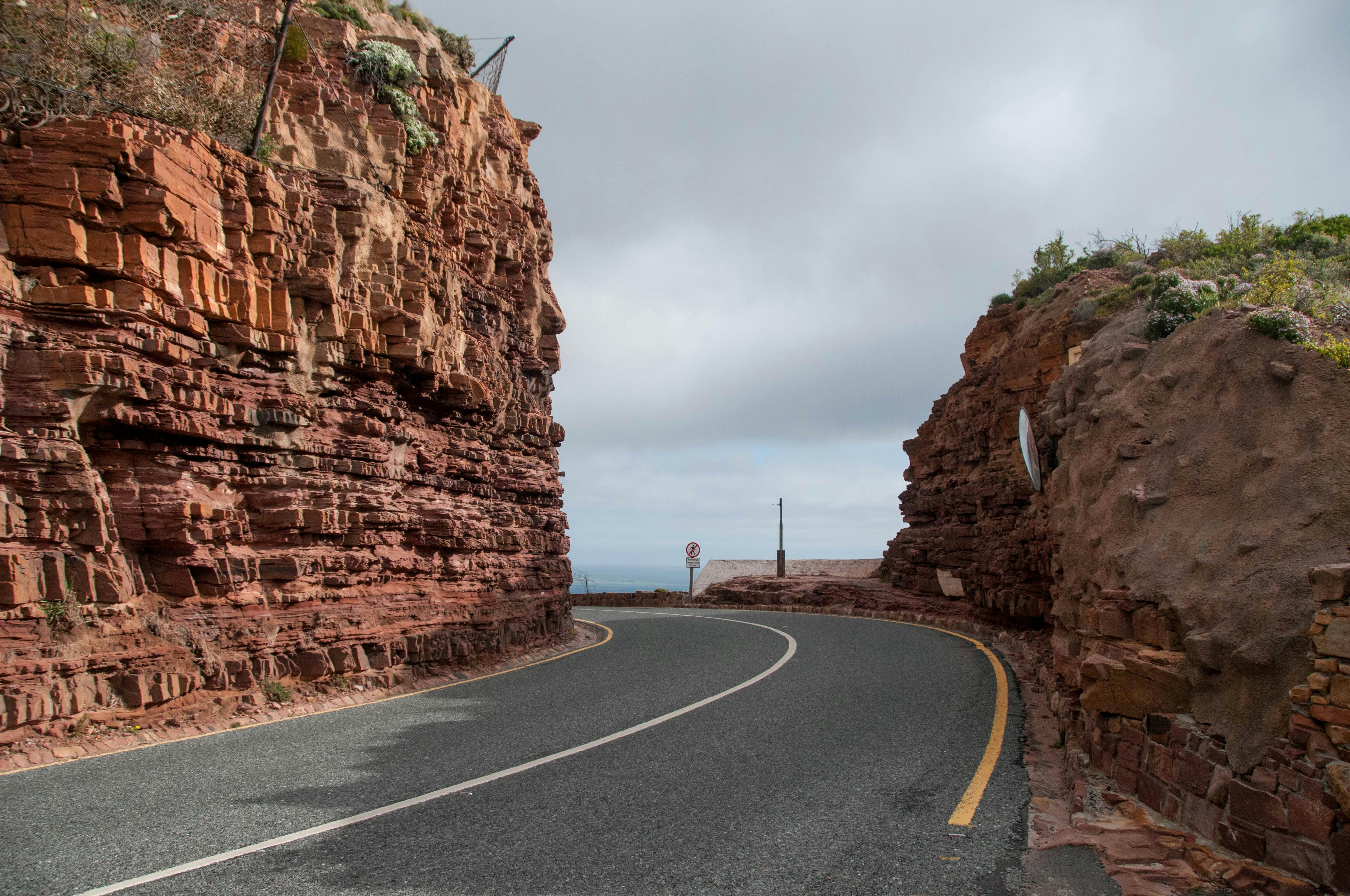 Chapman's Peak Drive boyunca dağa oyulmuş kıvrımlı sahil yolu