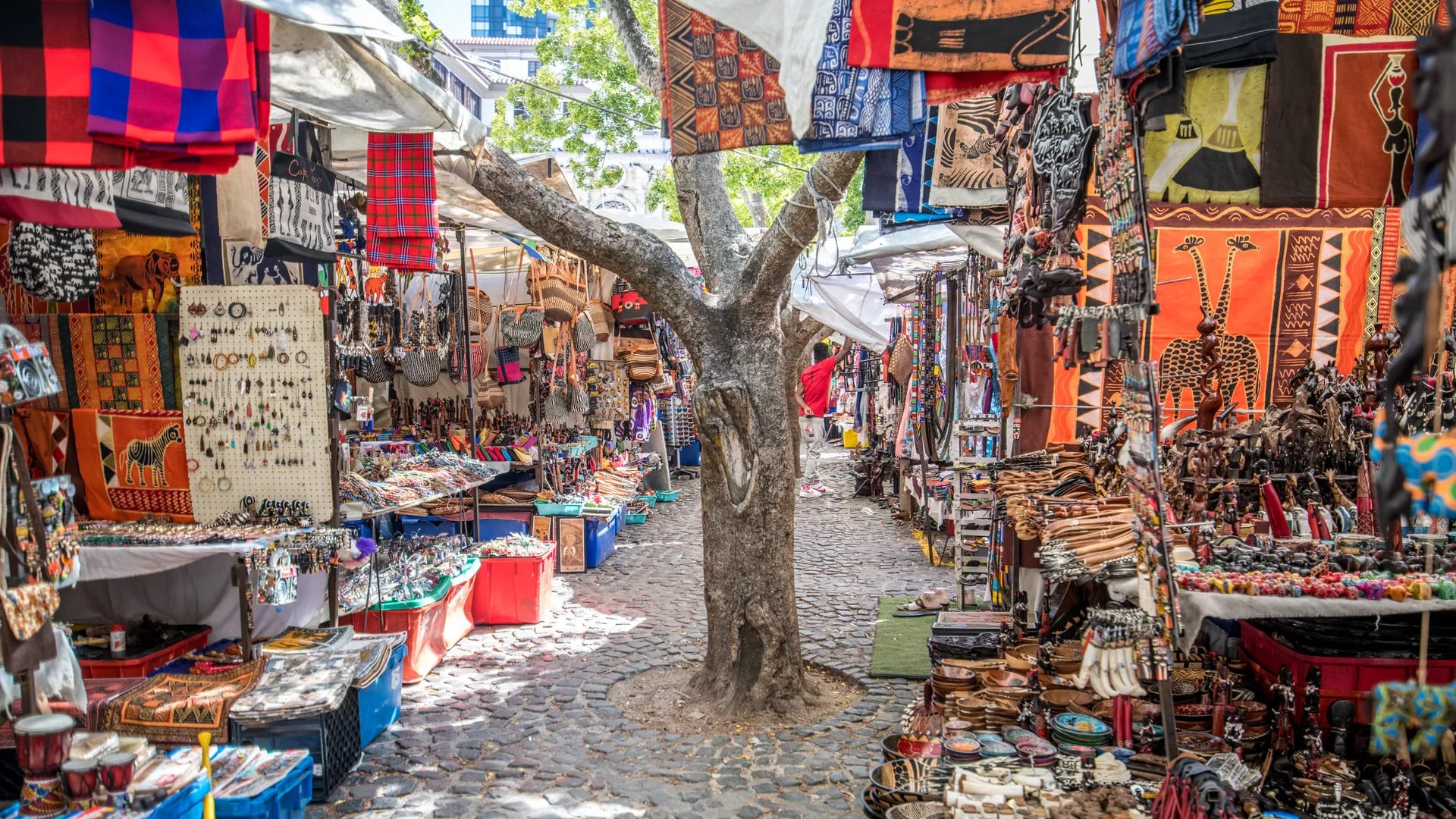 Greenmarket Square'de el yapımı boncuk ve ahşap eserlerin sergilendiği tezgahlar